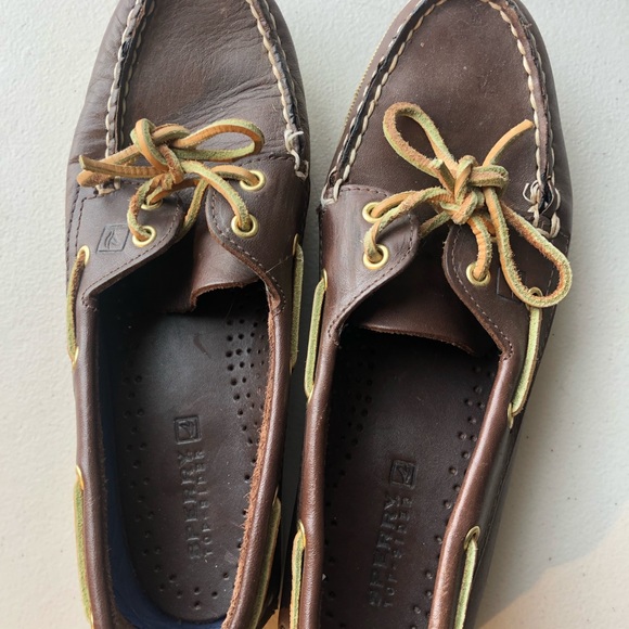 Size 8 brown sperrys ! - Picture 2 of 3